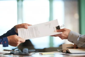 Entrega de documentos legales en demanda laboral de una empresa